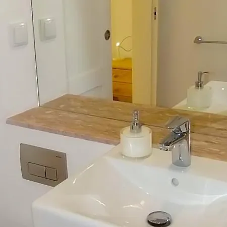 Flores Terrace Apartman *